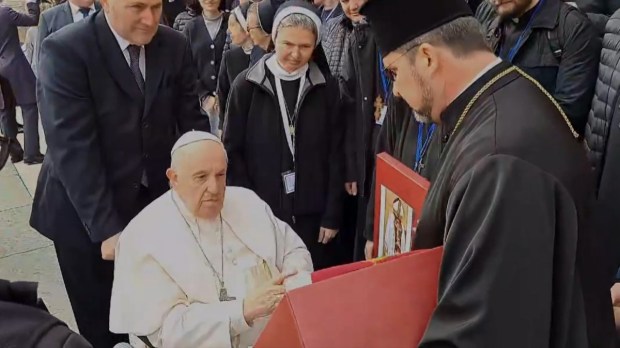 papież Franciszek otrzymał w prezencie ornaty od przedstawicieli Ukraińskiego Kościoła Greckokatolickiego