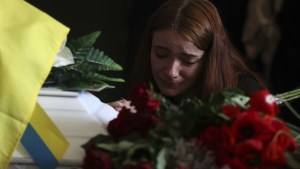 Młoda Ukrainka płacze nad trumną poległego żołnierza