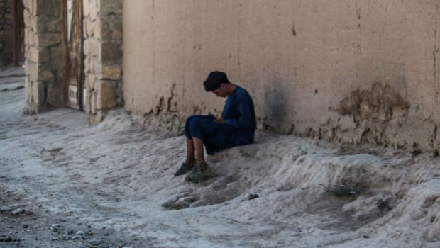 Młody mężczyzna w obozie dla uchodźców z Afganistanu