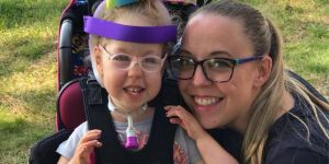 Zobacz, co mama zrobiła z wózkiem inwalidzkim swojej córki. Tak wygląda miłość