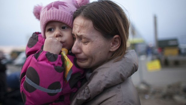 Ukrainka uciekająca przed wojną płacze po przekroczeniu granicy z Polską