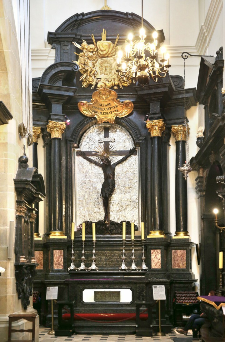 [GALERIA] Czarny krucyfiks na Wawelu – krzyż królowej Jadwigi