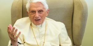 Oficjalny komunikat o stanie zdrowia Benedykta XVI. Powstała też specjalna modlitwa w jego intencji