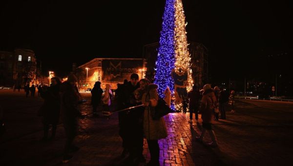 Choinka w barwach Ukrainy w Kijowie