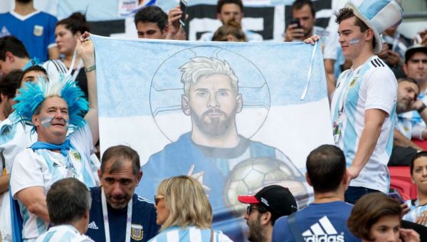Kibice Argentyny z portretem Leo Messiego jako świętego