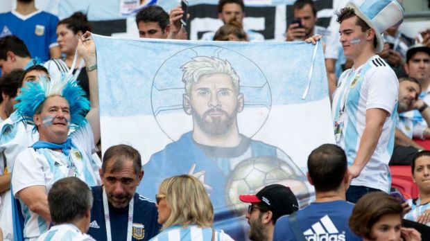Kibice Argentyny z portretem Leo Messiego jako świętego