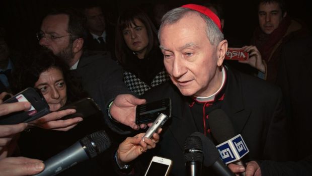 Kard. Pietro Parolin odpowiadający na pytania dziennikarzy