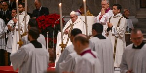 &#8222;Tam rodzi się Chrystus i w tym żłobie odkrywamy Jego bliskość&#8221;. Przesłanie homilii papieża z Pasterki
