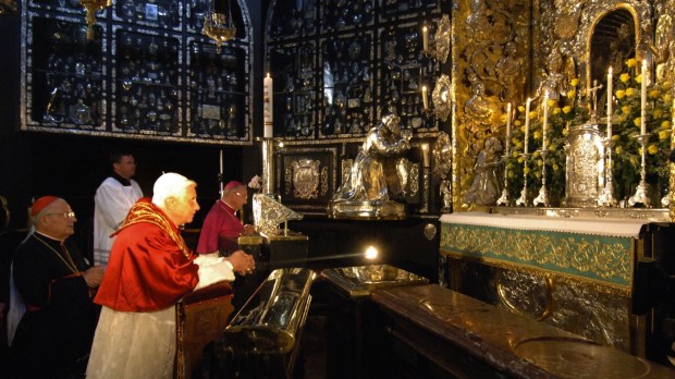 Papież Benedykt XVI modli się w Gnadenkapelle podczas wizyty w Altoetting 11 września 2006 r.