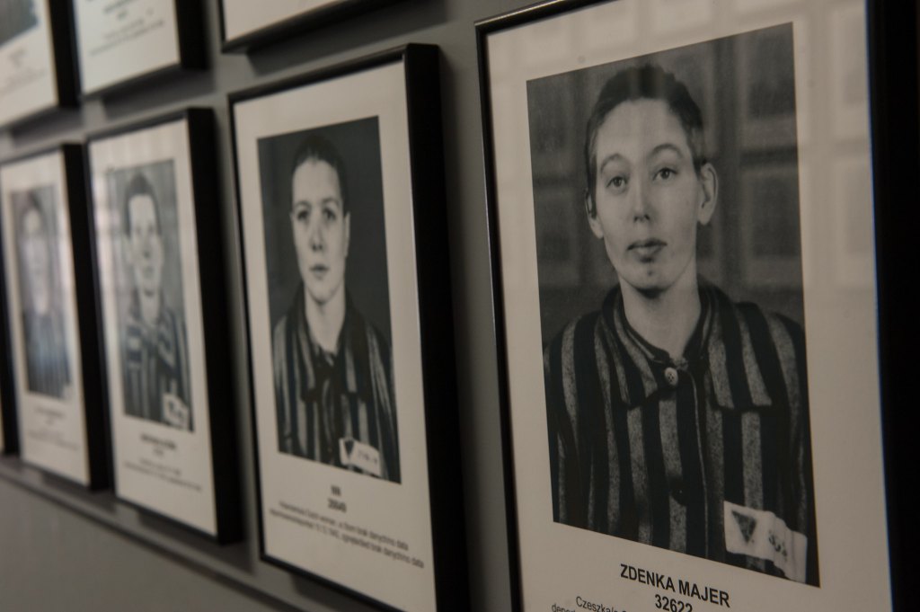 fotografie więźniów w muzeum Auschwitz wykonane przez Wilhelma Brasse