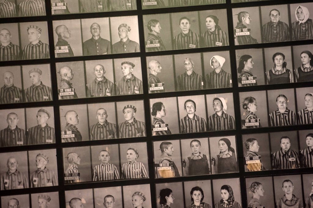 fotografie więźniów w muzeum Auschwitz wykonane przez Wilhelma Brasse