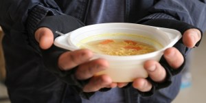 Coraz częściej ludziom nie starcza do pierwszego. Ksiądz z Bydgoszczy to widzi i otwiera bar z posiłkami za dobrowolną ofiarę [rozmowa]