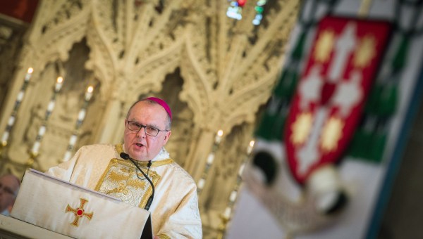 Bp Robert Byrne zrezygnował