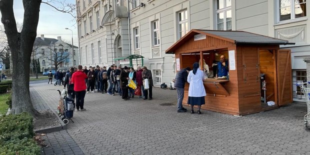 [GALERIA] Ks. Sławomir Bar z Bydgoszczy otwiera bar z posiłkami za ofiarę
