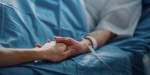 córka trzyma za rękę umierającą mamę w szpitalu w Boże Narodzenie