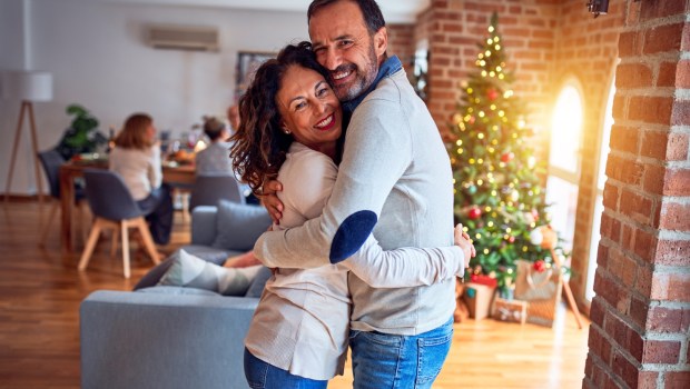 para starszych osób przytula się do siebie podczas rodzinnego posiłku w święta Bożego Narodzenia