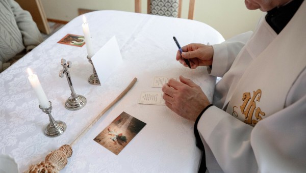 ksiądz chodzi po kolędzie