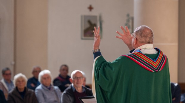Msza święta dla osób głuchoniemych w kościele katolickim w Trewirze w Niemczech