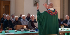 „Od gadania bolą mnie ręce”! Odprawia msze i przekłada je na język migowy [rozmowa]