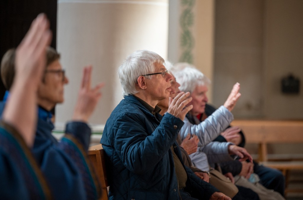 Msza święta dla osób głuchoniemych w kościele katolickim w Trewirze w Niemczech