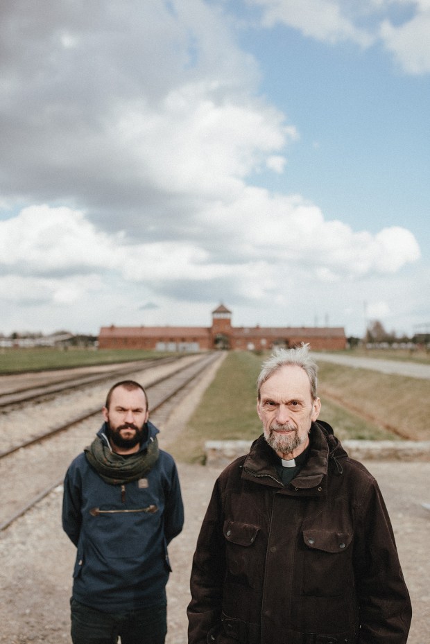 Piotr Żyłka i ks. Manfred Deselaers w Oświęcimiu