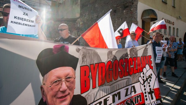 Demonstracja w obronie ks. Kneblewskiego w Bydgoszczy