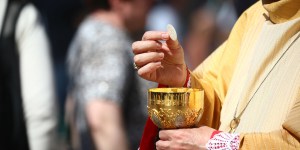 Nie mogę przyjmować Komunii. Czy chodzenie na mszę ma sens?