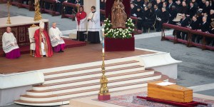 „Benedykcie, niech twoja radość będzie doskonała!”. Homilia i zdjęcia ze mszy pogrzebowej papieża emeryta