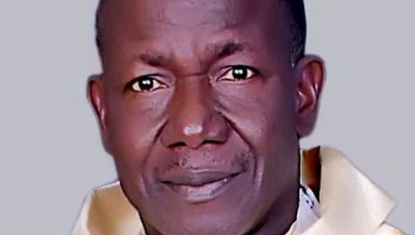 ksiądz Isaac Achi z Nigerii