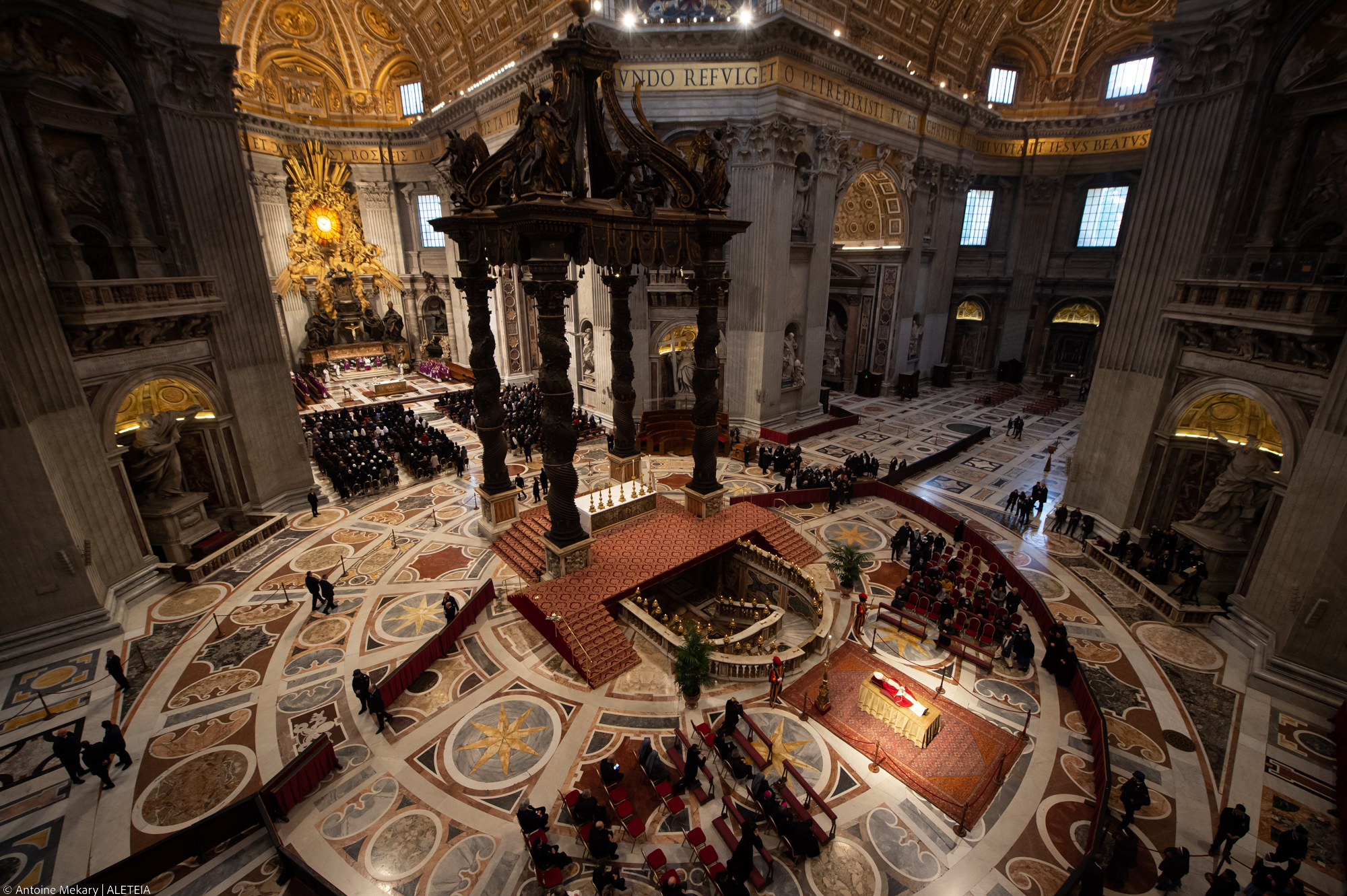 [GALERIA] Wzruszeni wierni oddają hołd Benedyktowi XVI. Pierwszego dnia przyszło ich już ok. 65 tysięcy!