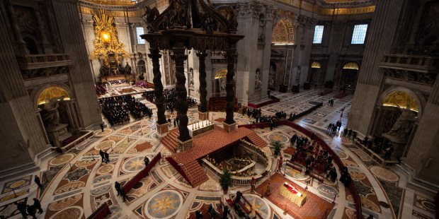 [GALERIA] Wzruszeni wierni oddają hołd Benedyktowi XVI. Pierwszego dnia przyszło ich już ok. 65 tysięcy!