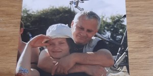 Tata Asi zmarł niespodziewanie. „Brakuje go tu, ale z góry też bardzo pomaga. Ostatnio najczęściej pilnuje mi roweru”