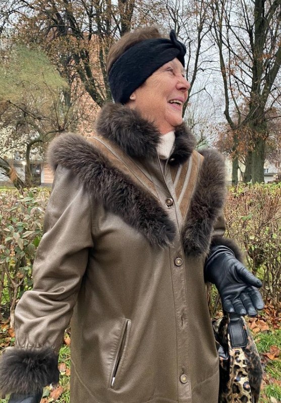 Jedna ze starszych pań sfotografowanych na profilu @babcie_trojmiejskie na Instagramie