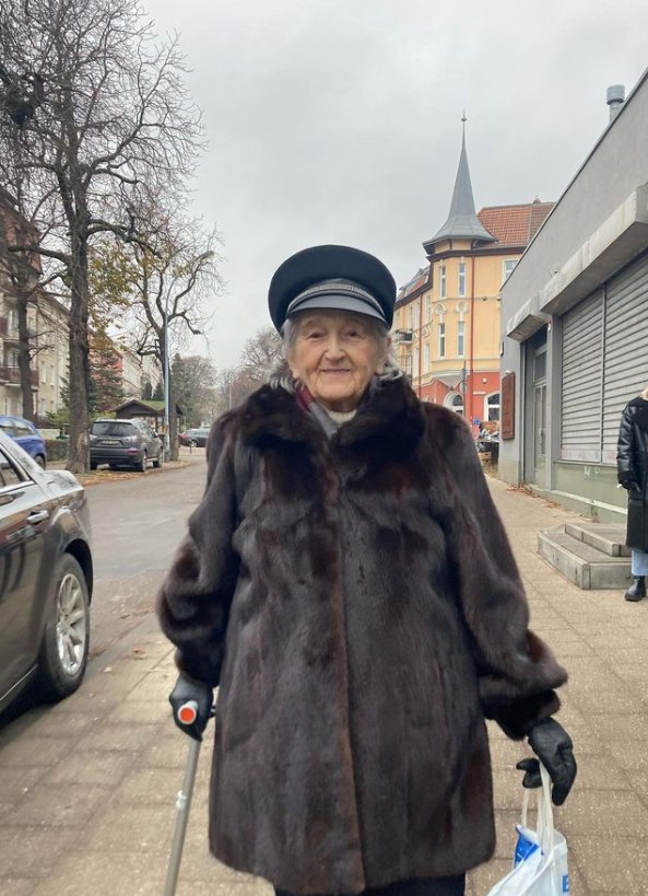 Jedna ze starszych pań sfotografowanych na profilu @babcie_trojmiejskie na Instagramie