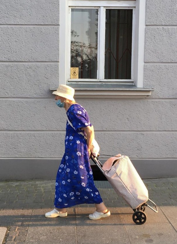 Jedna ze starszych pań sfotografowanych na profilu @babcie_trojmiejskie na Instagramie