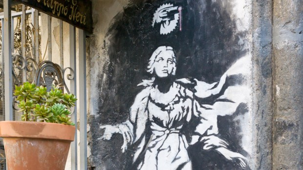 Madonna z pistoletem - obraz Banksy'ego na ścianie budynku w Neapolu