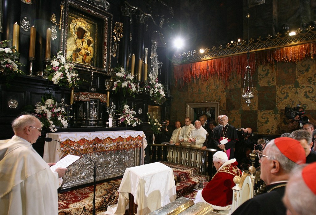 Papież Benedykt XVI modli się w kaplicy Matki Bożej na Jasnej Górze, 26 maja 2006 r.