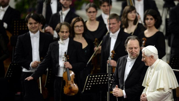 Papież Benedykt XVI podczas koncertu muzyki klasycznej w Watykanie