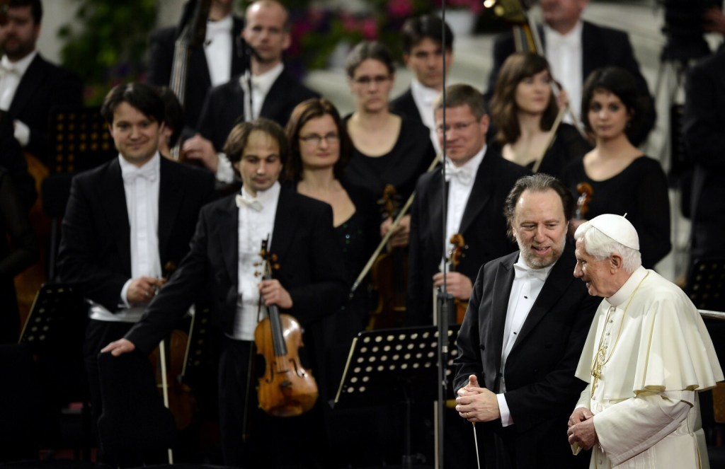 Papież Benedykt XVI podczas koncertu muzyki klasycznej w Watykanie