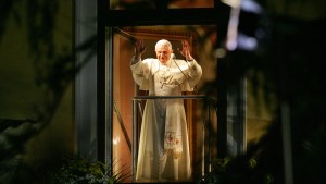 Papież Benedykt XVI w oknie Pałacu Arcybiskupów Krakowskich podczas spotkania z wiernymi w trakcie pielgrzymki do Polski w 2006 roku