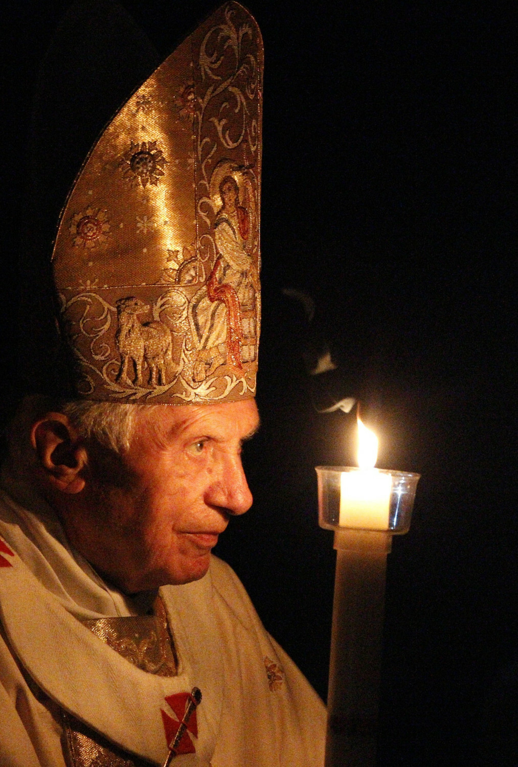 Papież Benedykt XVI podczas Wigilii Paschalnej w Watykanie w Wielką Sobotę 7 kwietnia 2012 roku