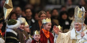 Tajemnica Objawienia Pańskiego. Benedykt XVI odczytuje trzy symbole: klucze do odnalezienia Boskiego światła