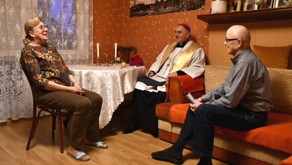 Biskup Krzysztof Włodarczyk poszedł po kolędzie do mieszkańców Bydgoszczy