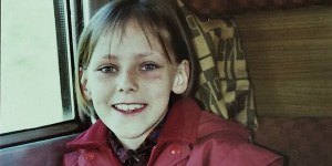 „Będę uśmiechać się do kolegi, którego nikt nie lubi”. Helenka Kmieć na zdjęciach z dzieciństwa i we wspomnieniach mamy