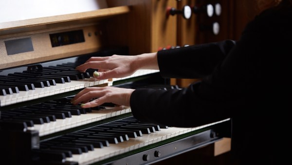ręce kobiety grającej na kościelnych organach