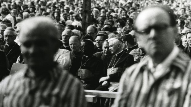 Kardynał Joseph Ratzinger podczas Mszy świętej odprawionej przez papieża Jana Pawła II na terenie byłego niemieckiego obozu koncentracyjnego Auschwitz-Birkenau podczas pielgrzymki do Polski w roku 1979
