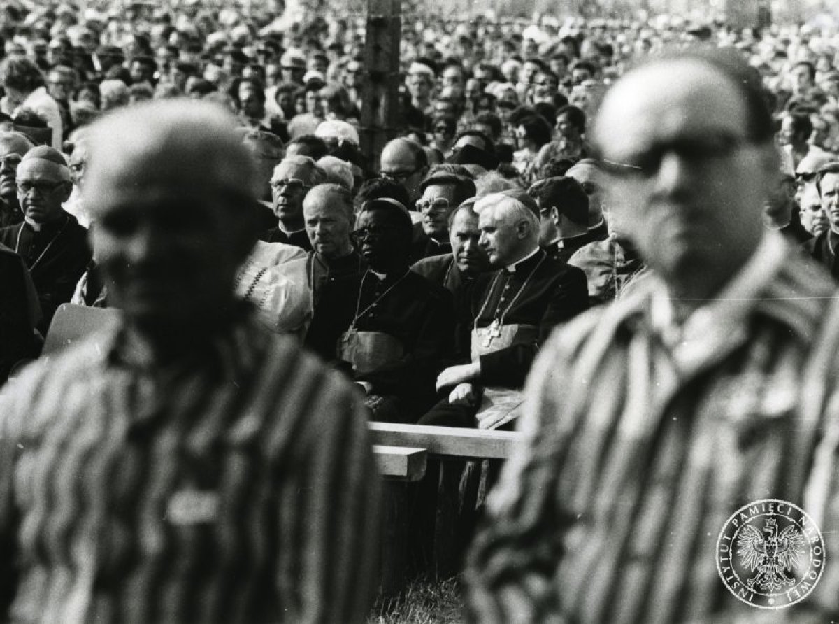 Kardynał Joseph Ratzinger podczas Mszy świętej odprawionej przez papieża Jana Pawła II na terenie byłego niemieckiego obozu koncentracyjnego Auschwitz-Birkenau podczas pielgrzymki do Polski w roku 1979
