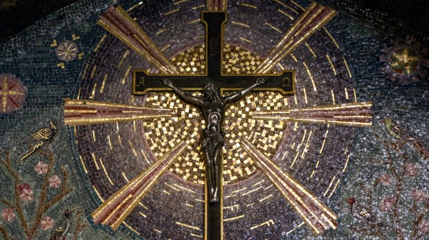 Czarny krucyfiks z Jezusem Chrystusem