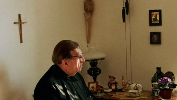 Ksiądz Jan Twardowski w swoim mieszkaniu