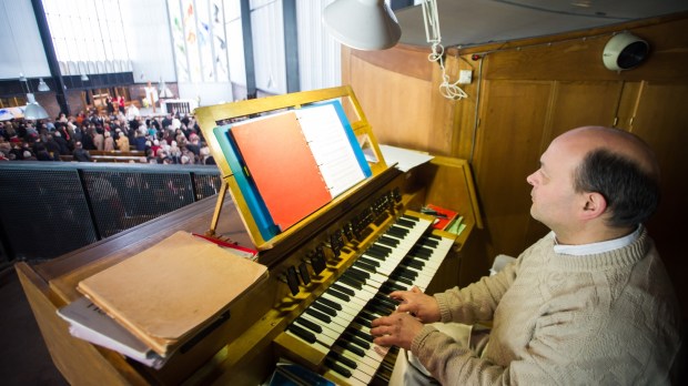 organista gra w kościele podczas Mszy świętej